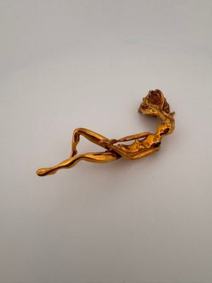 Charles JOURDAN (XXe) Pendentif en métal doré figurant une f… - Photo 1