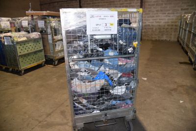 un chariot métallique contenant de nombreux articles dans un entrepôt