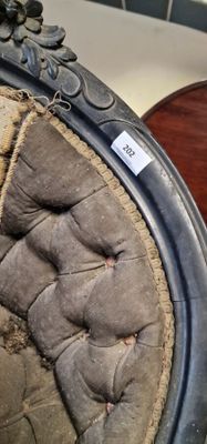 une image représentant une chaise dont le dossier est orné de boutons