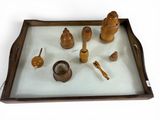 un plateau en bois sur lequel sont disposés divers objets en bois