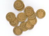 une pile de pièces d'or sur une surface blanche