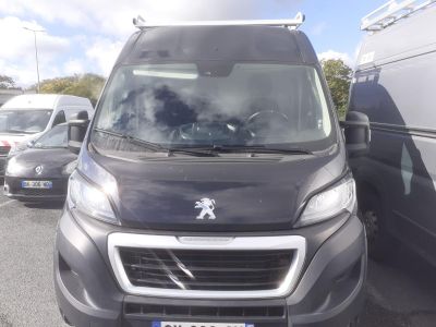 une camionnette noire garée sur un parking à côté d'autres voitures