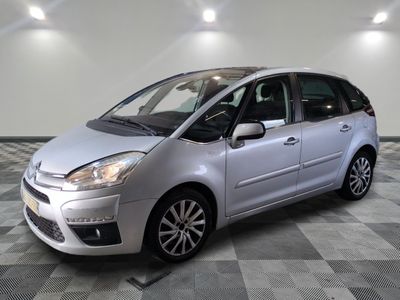 la photo d'une petite voiture argentée garée dans un garage