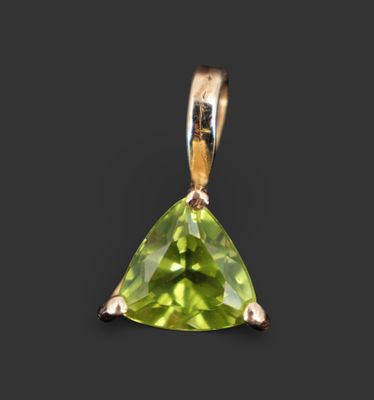 Pendentif triangulaire en or jaune 14K serti d’une pierre.