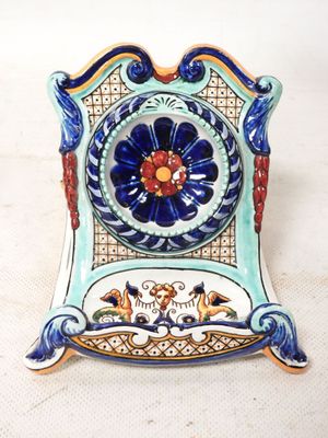 une assiette bleue et blanche décorée d'une fleur