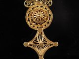 une image représentant un pendentif plaqué or orné d'un motif floral
