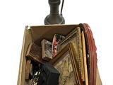 une boîte en carton remplie d'objets divers et une lampe