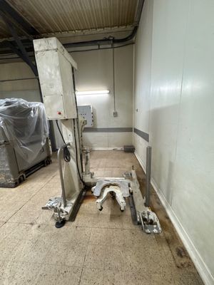 une machine placée au milieu d'une pièce
