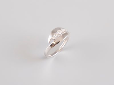 Bague en or blanc 18k 750°/°°°, poinçon 750, sertie de cinq …