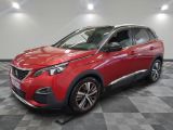 une voiture rouge garée sur le sol en damier d'un garage