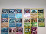 Il y a beaucoup de cartes Pokémon accrochées au mur dans cette pièce.