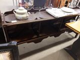 une table sur laquelle est posée une théière