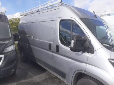une camionnette argentée garée à côté d'une camionnette noire
