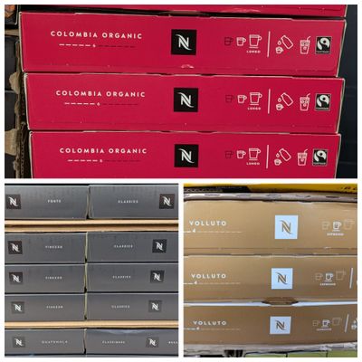 Plusieurs cartons contenant différents types de produits bio sont empilés les uns sur les autres