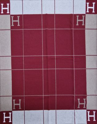 une image représentant une nappe à carreaux rouges et blancs sur laquelle figure la lettre h