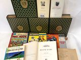 plusieurs livres sont empilés sur une table