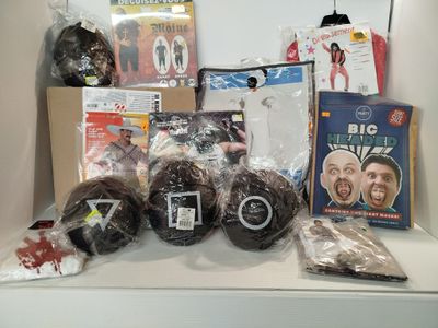 de nombreux objets qui sont posés sur une étagère dans la pièce