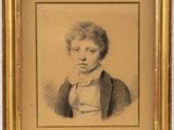 portrait d'un homme en costume et nœud papillon dans un cadre doré