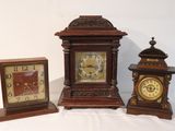 trois horloges posées les unes à côté des autres sur une table