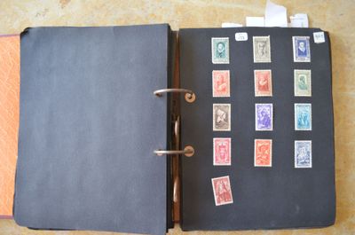 un livre ouvert avec des timbres sur une table