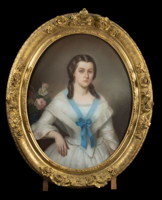 portrait d'une femme en robe blanche avec une ceinture bleue