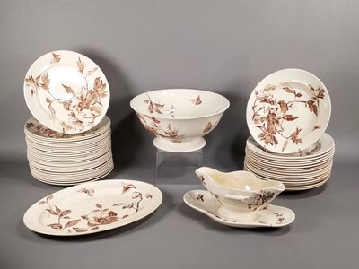 un grand nombre d'assiettes et de bols posés sur une table