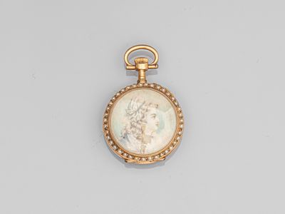 une photo d'un pendentif en or et en nacre monté sur une chaîne