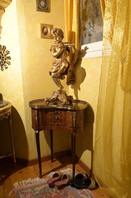 une petite table sur laquelle se trouvent un miroir et une paire de chaussures