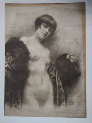 une vieille photo d'une femme en manteau de fourrure tenant un chapeau