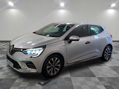 une voiture argentée garée sur le sol en damier d'un garage