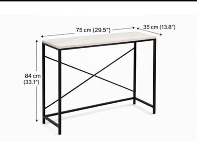la hauteur d'une table avec un plateau en bois et un piètement en métal