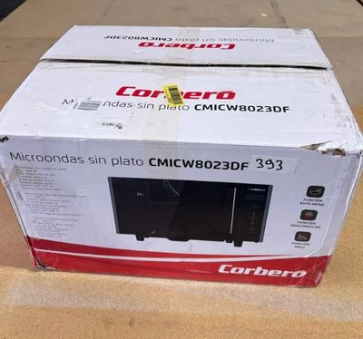 emballage d'un four à micro-ondes posé sur une table dans une pièce