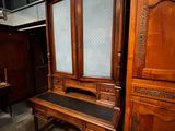 une armoire en bois et un banc dans une pièce