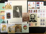 un tableau d'affichage sur lequel sont collés de nombreux timbres différents