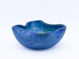 petit bol bleu avec un motif ondulé à l'intérieur