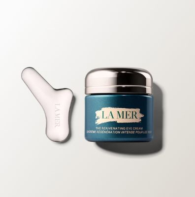 un flacon de crème pour les yeux « La Mer The Revitalize » à côté d'une cuillère