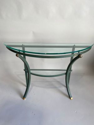 une photo d'une console en verre et en laiton sur fond blanc