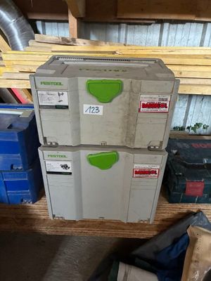 une pile de cartons posée sur une étagère en bois