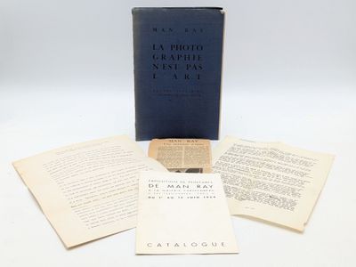 un livre ouvert posé sur une table, à côté d'une pile de papiers