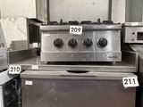une cuisine équipée d'une cuisinière et d'un lave-vaisselle