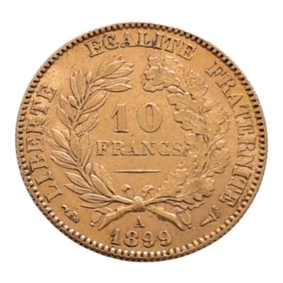 gros plan d'une pièce de monnaie sur fond blanc