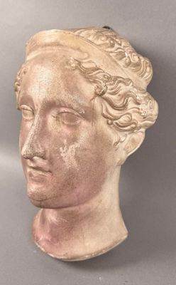 un gros plan sur la tête d'une statue représentant une femme