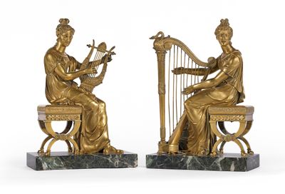 paire de figurines en bronze représentant des femmes jouant de la harpe, posées sur des socles en marbre