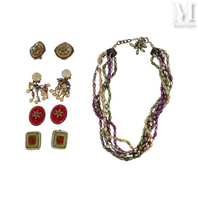 un assortiment de bijoux comprenant un collier, des boucles d'oreilles et un bracelet