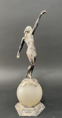 une image représentant une statue d'une femme tenant une balle