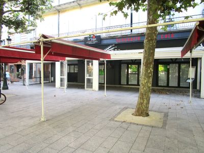 un homme à vélo sur le trottoir devant un immeuble