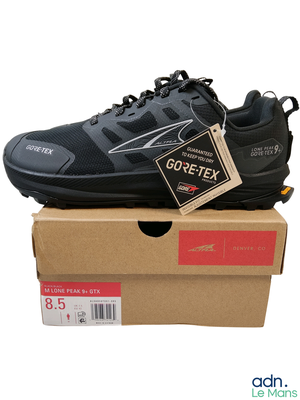 une boîte sur laquelle est posée une paire de chaussures