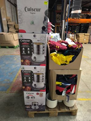 une pile de cartons sur laquelle sont posés divers objets