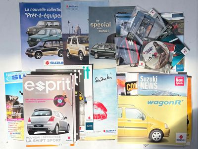 beaucoup de magazines posés sur la table