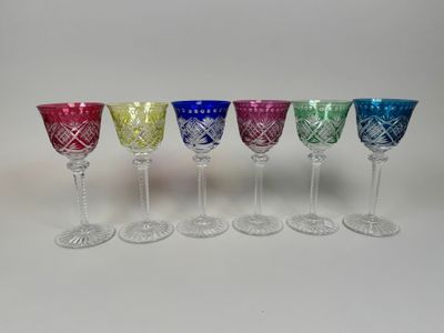 un lot de six verres à vin aux couleurs et motifs variés